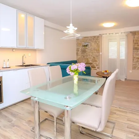 Apartment Dvor Split